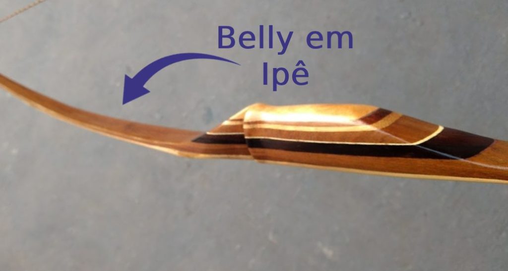 Detalhe de um arco laminado com o belly (barriga) em ipê, indicado por uma seta